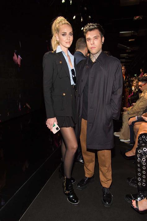 Fedez e Chiara Ferragni, Versace family/ Dalla sfilata milanese al 